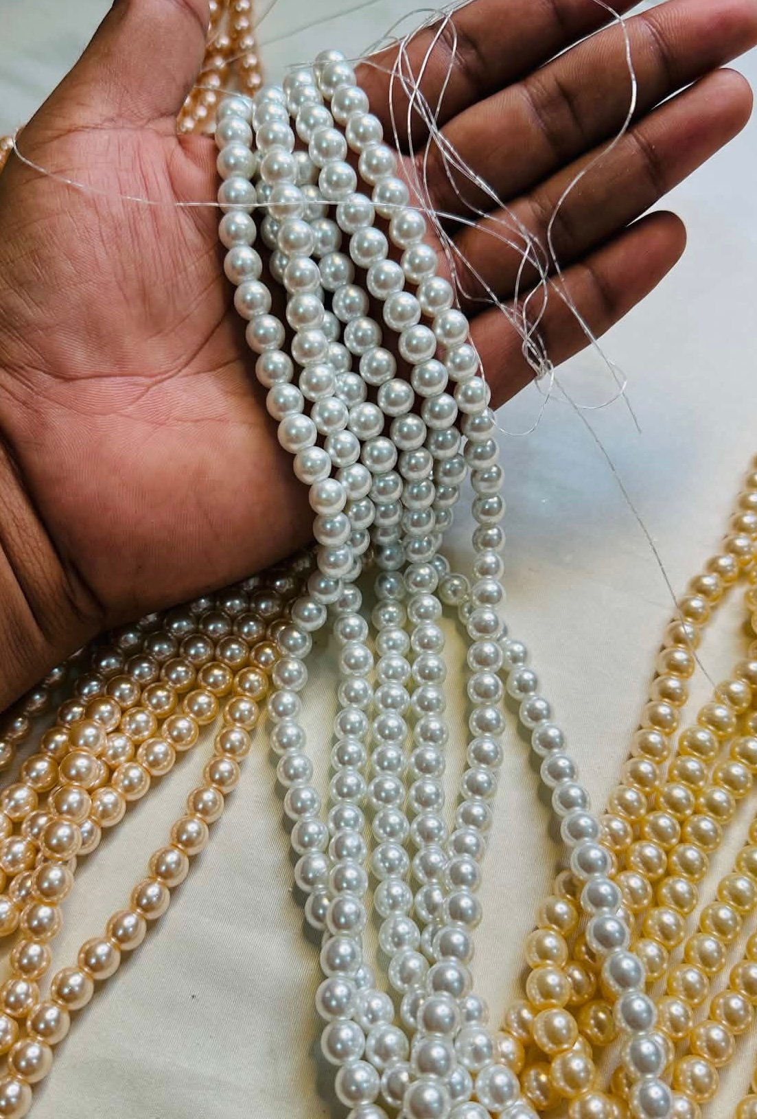 White  pearl  line